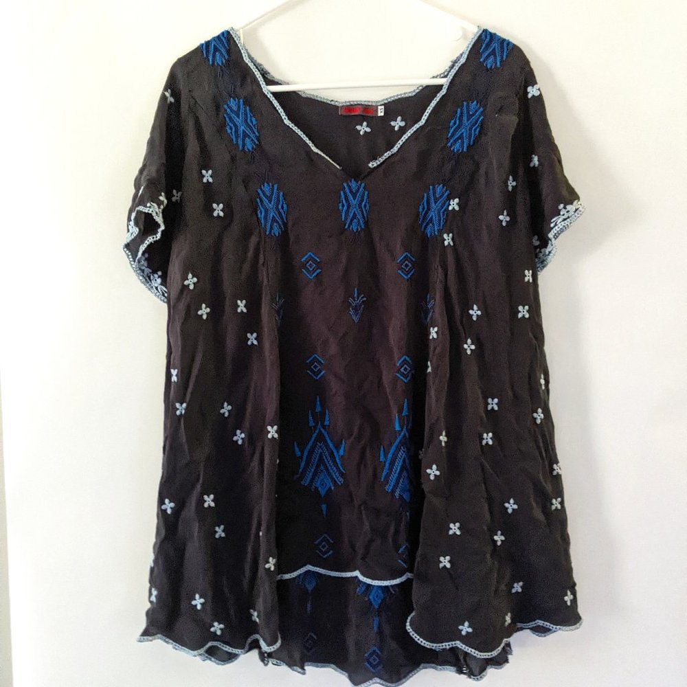 Johnny Was Swing Top XS with small tear at front